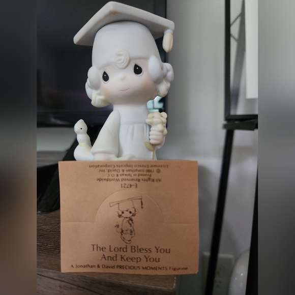 Precious Moments "The Lord Bless You And Keep You" Girl Graduation Figurine - Picture 2 of 4